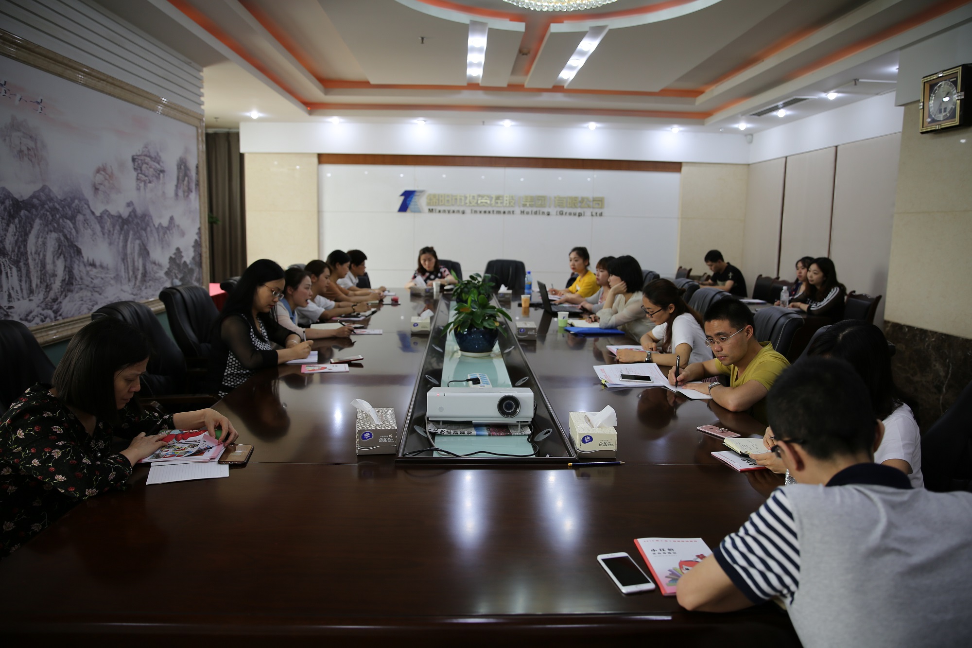 走进档案 强化培训 提升治理——Betway必威集团组织召开“国际档案日”宣贯及营业培训会