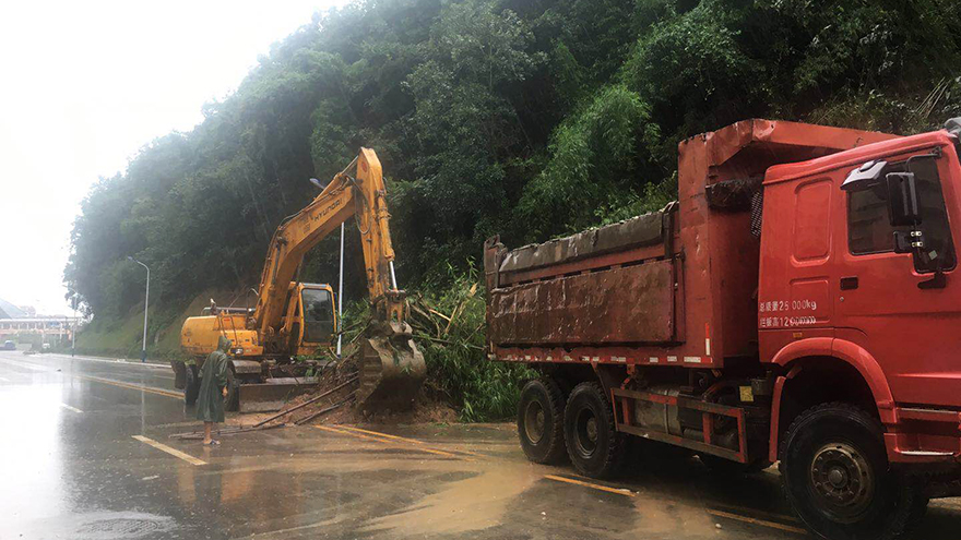 7月11日，，，，，，桑林坝项目整理塌方现场