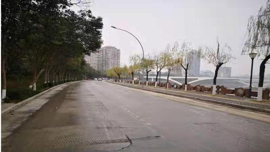 1.滨河北路东段路面提升刷新前