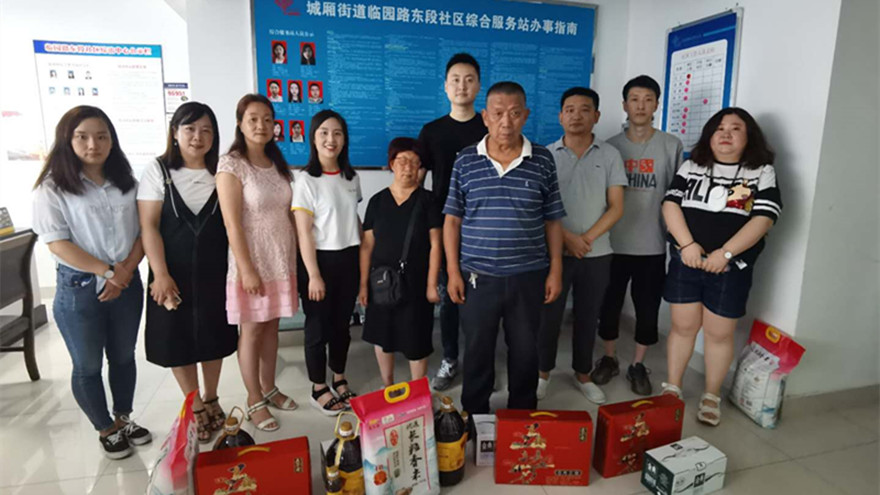 自愿者与受慰问的群众合影