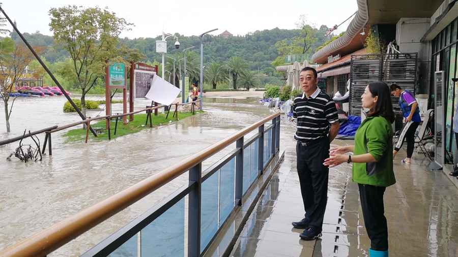07-8月17日，，，，程一书记在三江码头检查雨后受灾情形_副本