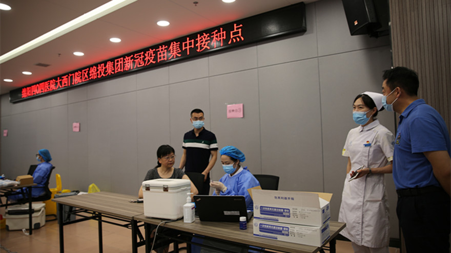 图片4：现场疫苗接种