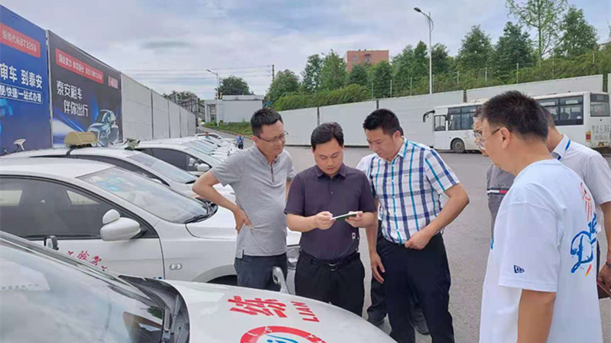 集团副总司理邓章军检查绵实股份教练车用气清静