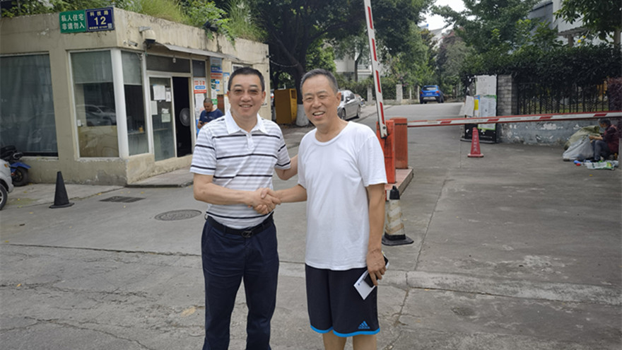 集团党委副书记、总司理程一慰问集团老党员_副本