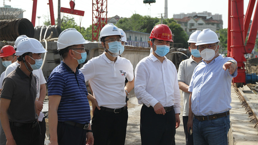 4月28日，，，，，，市住建委主任苏杰到嘉来建工承建的滨河南路蹊径综合刷新工程（下穿节点）开展节前清静生产检查_副本