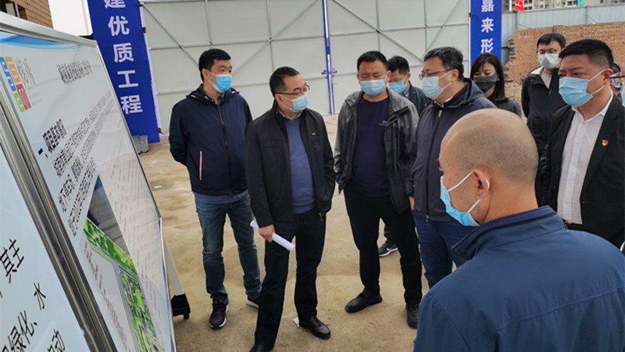 4月7日，，，，集团党委委员、副总司理倪丹划分前往城南体育公园、滨河南路、南山路补短板项目施工现场办公