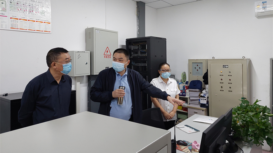 （集团董事长肖林、总司理程一检查建设大厦消防监控）