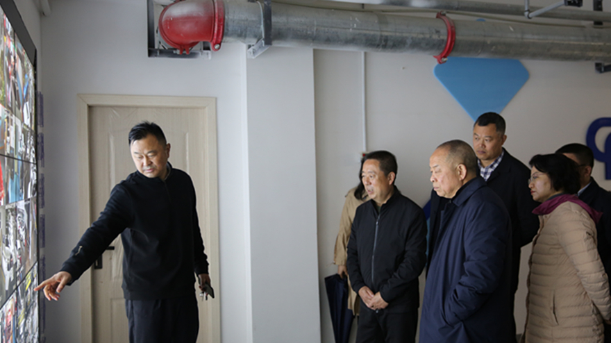 经大忠一行听取副总司理时华安项目先容