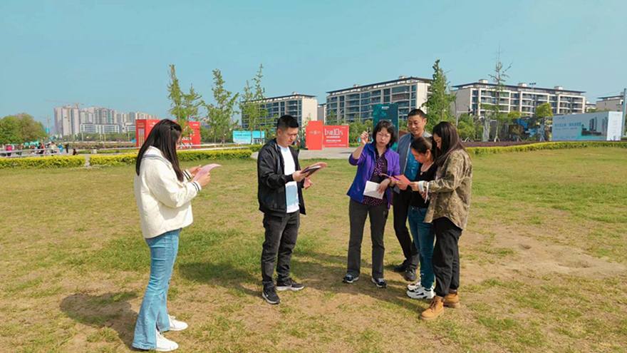 3、向生态公园游客发放《湿地保；；；；そㄒ槭椤