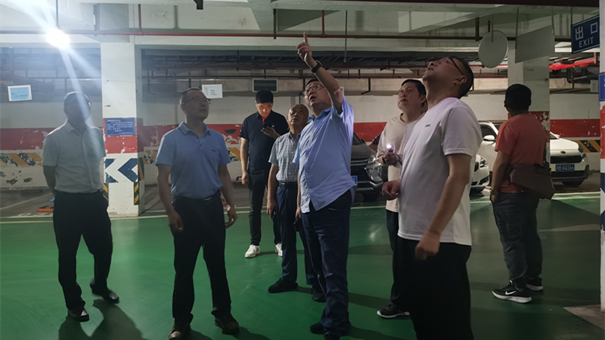 检查组在涪滨印象小区现场开展清静隐患督导检查