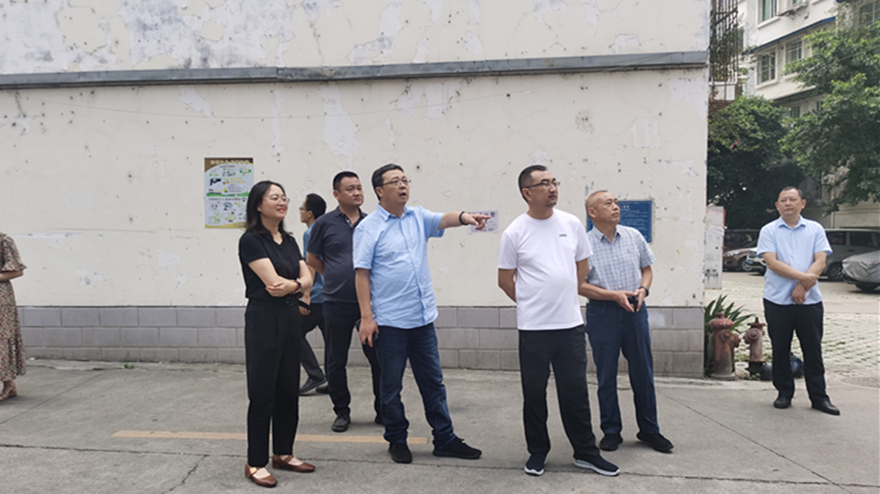 检查组在新华小区现场开展清静隐患督导检查