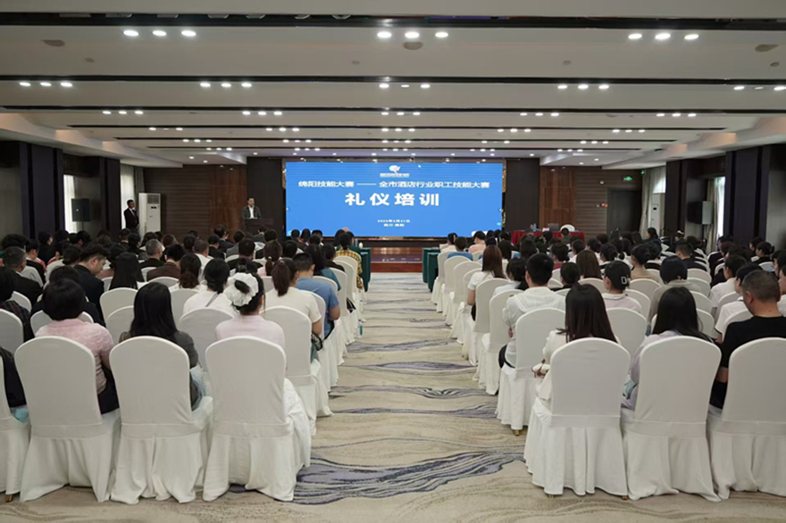 Betway必威集团工会深化职业素养与服务能力建设