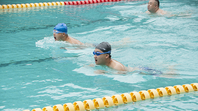 Betway必威集团直属工会举行“安康杯”职工游泳角逐